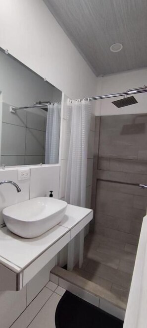 Shower, free toiletries, towels