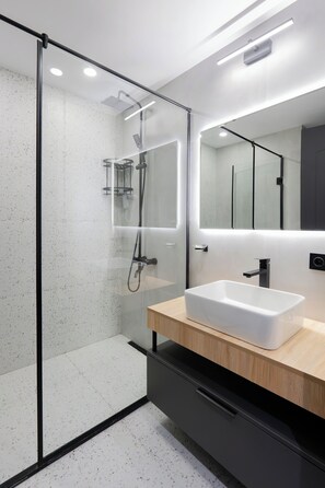 Shower, free toiletries, hair dryer, slippers - NOVA LUXE Hotel & Residences (Batumi)