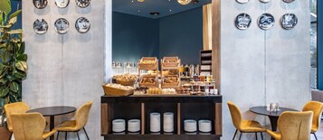 Se ofrece un desayuno bufé los fines de semana (45 USD por persona)