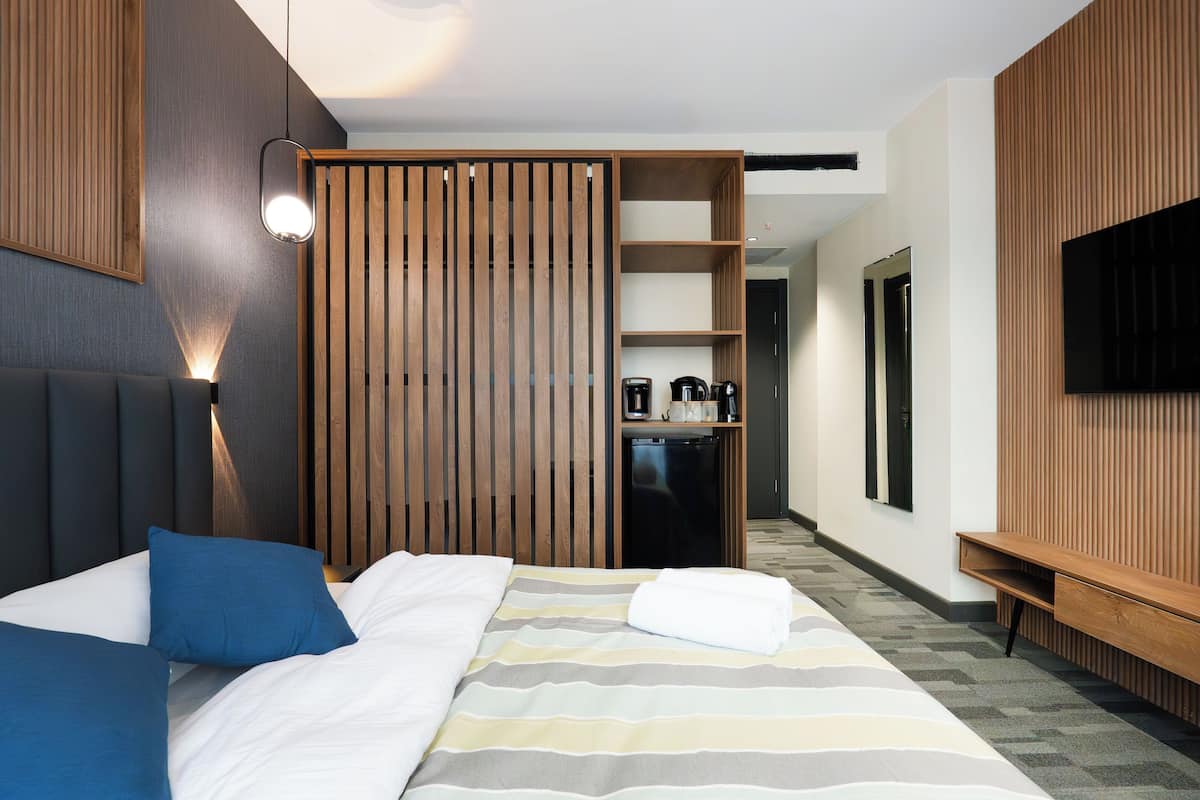 1 bedroom, in-room safe, laptop workspace, blackout curtains
