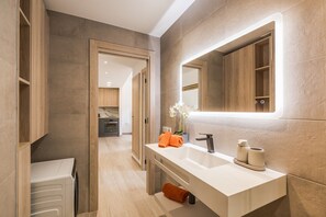 Shower, hair dryer, towels