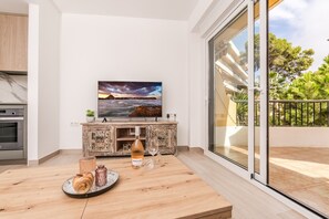 Fridge, microwave, oven, coffee/tea maker