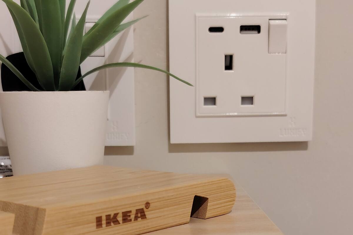 Tábua de corte de madeira com o logotipo IKEA sobre uma mesa clara.
