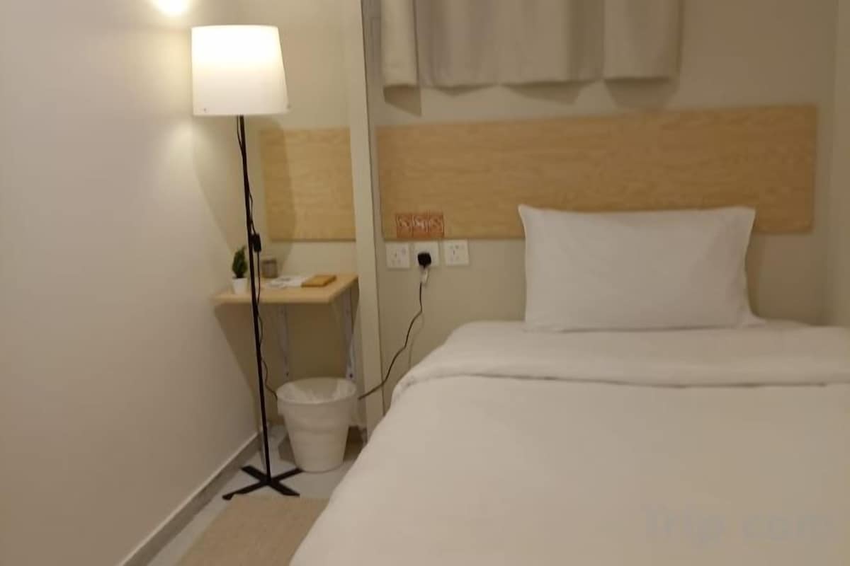 Espacio para trabajar con laptop y wifi gratis 