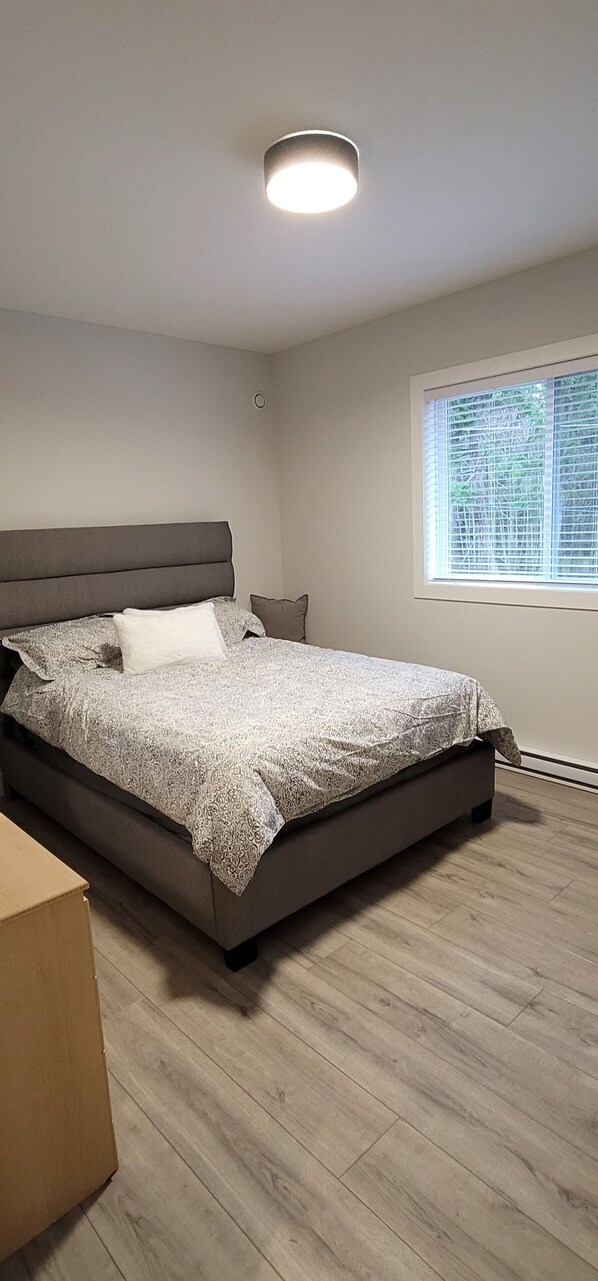 2 عدّة غرف نوم ومكواة/لوح كي وواي فاي وملاءات أسرّة