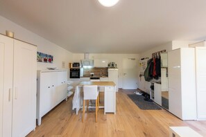 Réfrigérateur, four, lave-vaisselle, cafetière/bouilloire