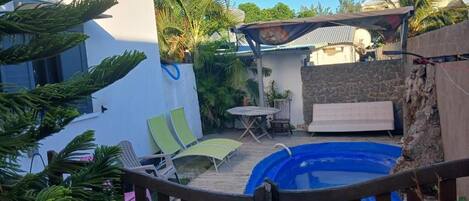 Bain à remous extérieur