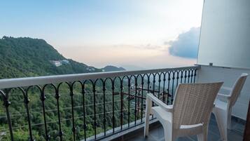 华丽双人房, 阳台, 山谷景观 | 埃及棉床单、高档床上用品、客房内保险箱、熨斗/熨衣板