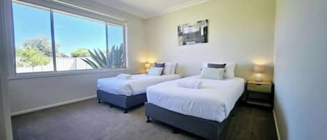 2 habitaciones, tabla de planchar con plancha, wifi y ropa de cama