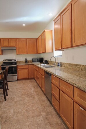 Private kitchen - Waterfront, family resort, 2 separate units, Sauna, and Jacuzzi/ sleeps 8 (Kernville)