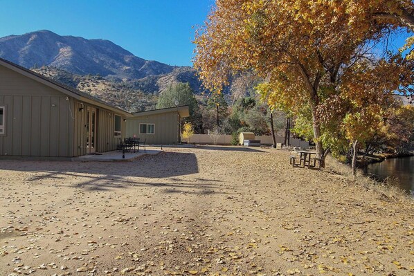 Exterior - Waterfront, family resort, 2 separate units, Sauna, and Jacuzzi/ sleeps 8 (Kernville)