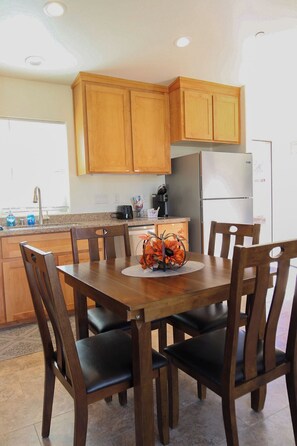 Dining - Waterfront, family resort, 2 separate units, Sauna, and Jacuzzi/ sleeps 8 (Kernville)