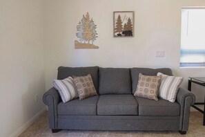 Living area - Waterfront, family resort, 2 separate units, Sauna, and Jacuzzi/ sleeps 8 (Kernville)