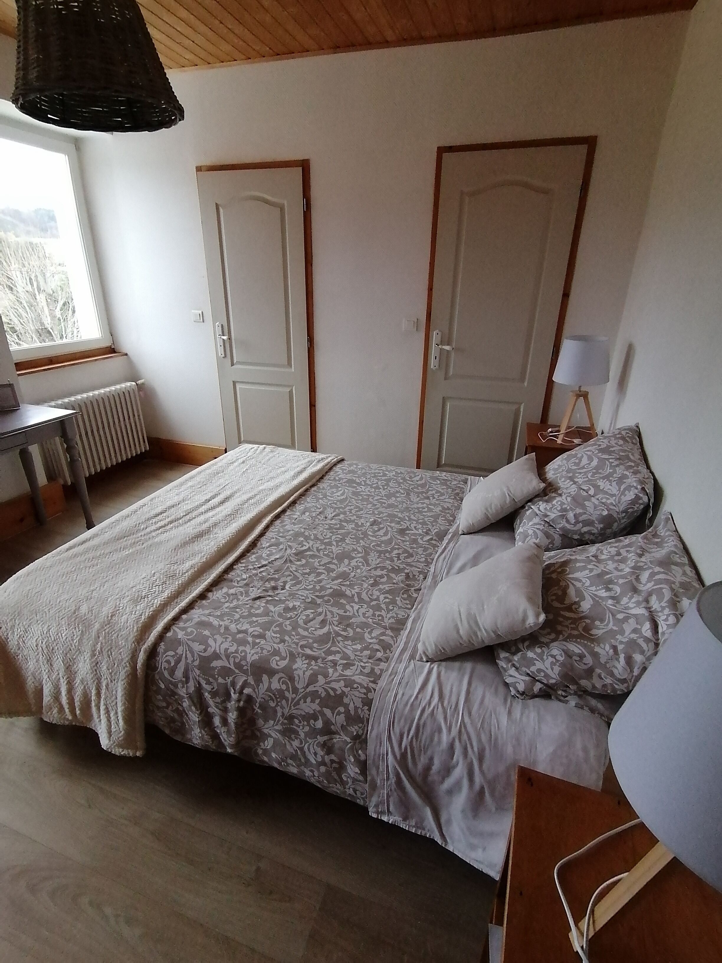 7 間睡房、書桌、熨斗/熨衫板、可攜式嬰兒床