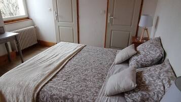 7 habitaciones, escritorio y tabla de planchar con plancha