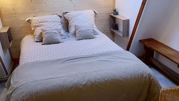 7 habitaciones, escritorio y tabla de planchar con plancha