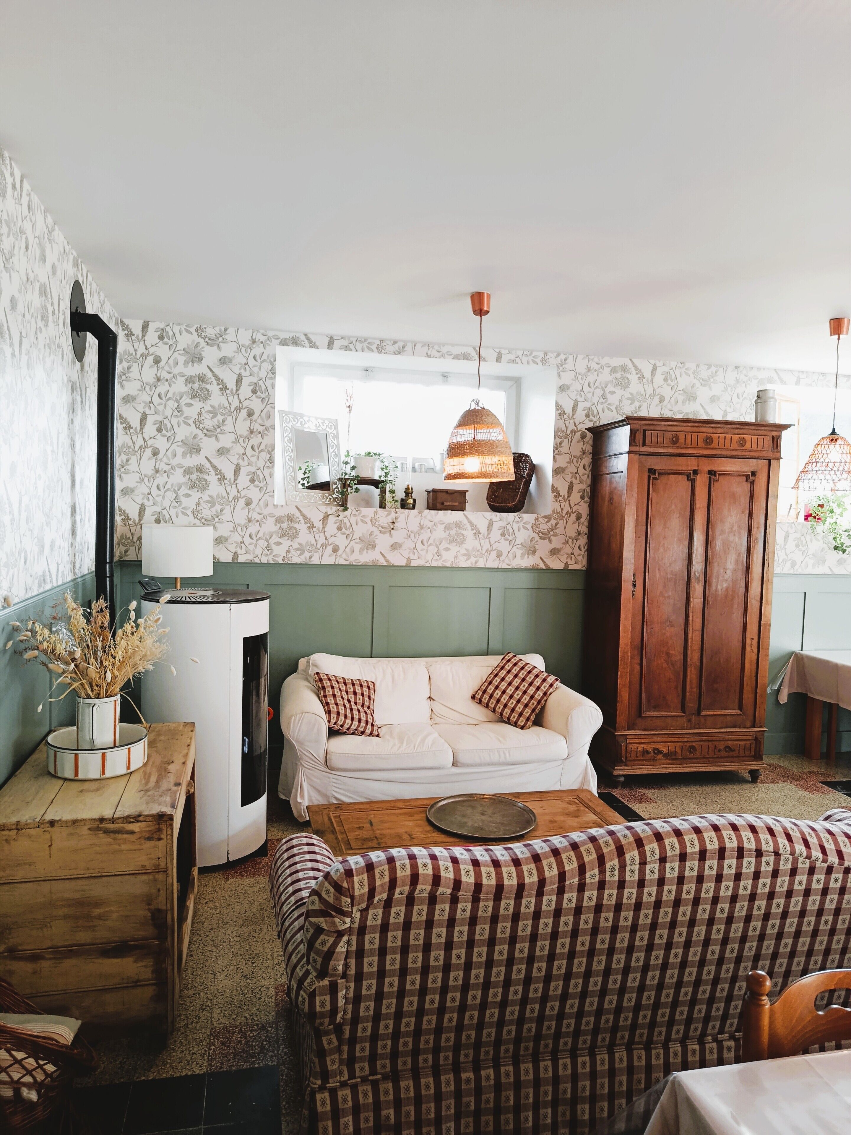 Cheminée, table de tennis de table, livres