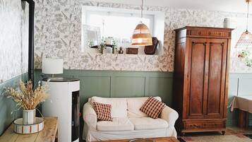 Cheminée, table de tennis de table, livres