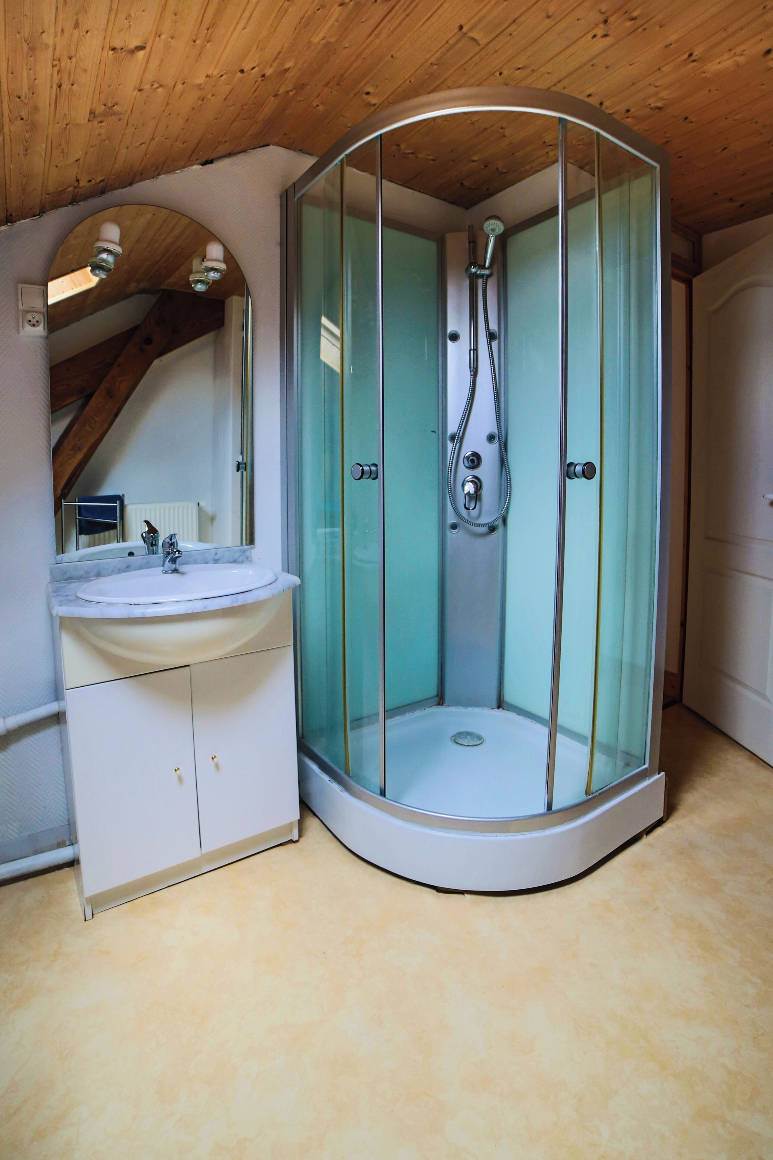 Een douche, een haardroger, handdoeken