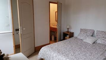 7 slaapkamers, een bureau, een strijkplank/strijkijzer, reisbedje