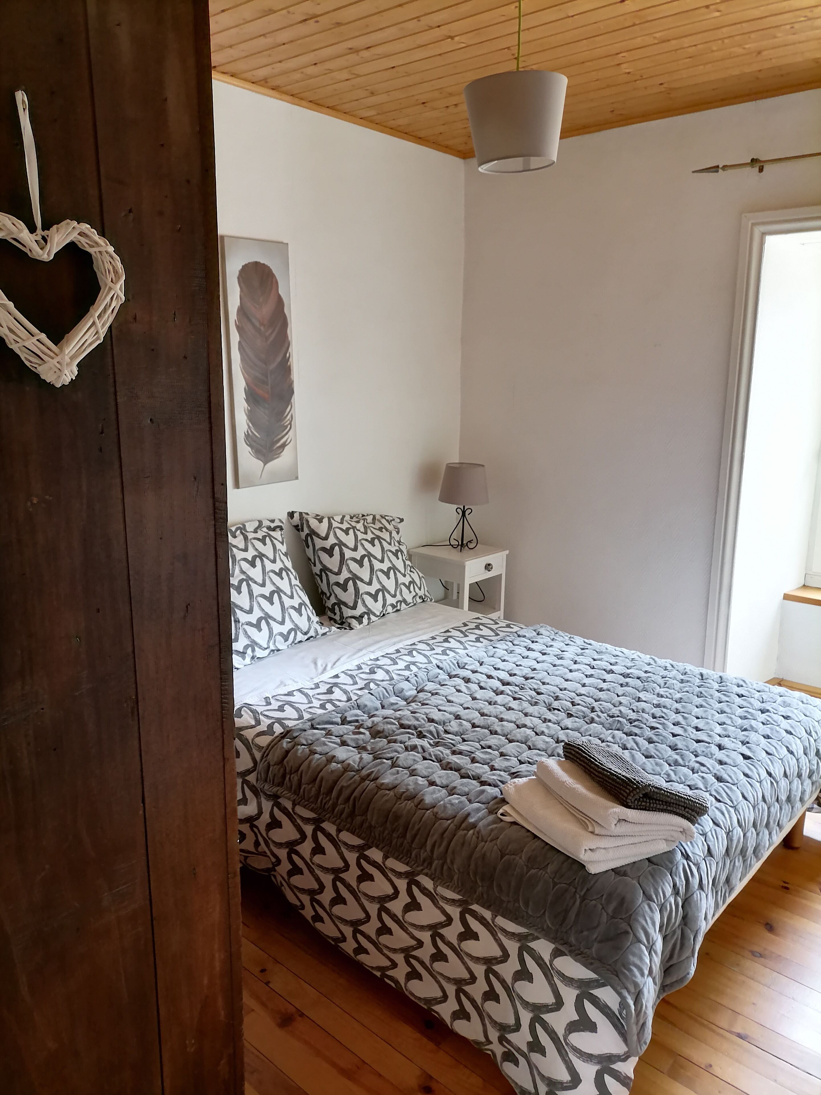 7 chambres, bureau, fer et planche à repasser, lit parapluie