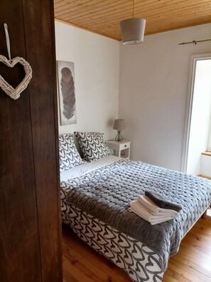 7 bedrooms, desk, iron/ironing board, travel cot