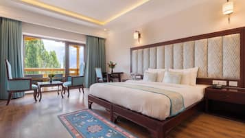 Habitación clásica con 1 cama doble o 2 individuales, vistas a la montaña | Escritorio, espacio para trabajar con un portátil, cortinas opacas