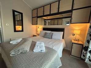 Cabin | 2 bedrooms, WiFi (free), bed sheets - Seaside Retreat Lodge in New Milton (New Milton)