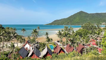 Di pantai, pasir putih