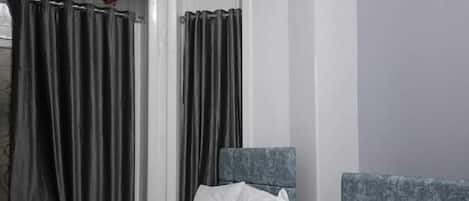 Triple Room | Iron/ironing board, free WiFi