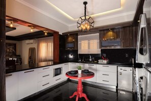 Apartamento básico | Cocina privada | Frigorífico, microondas, horno y placa de cocina