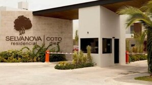 Un bâtiment moderne avec une enseigne indiquant « SELVANOVA, résidence ».