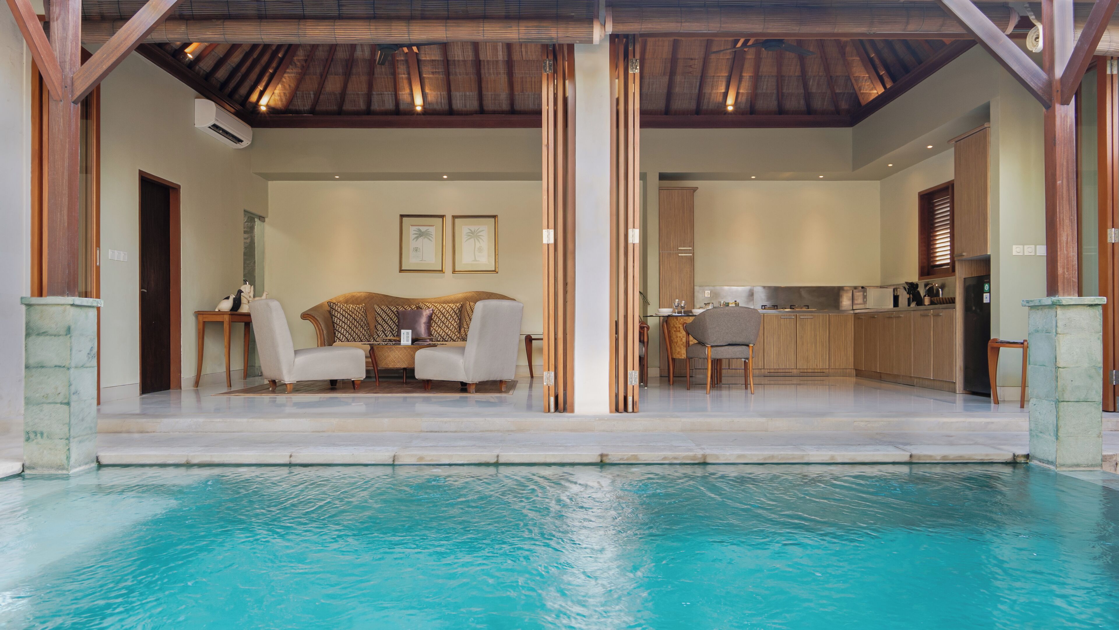 Piscina externa, guarda-sóis, espreguiçadeiras