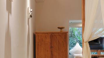 1 habitación y tabla de planchar con plancha