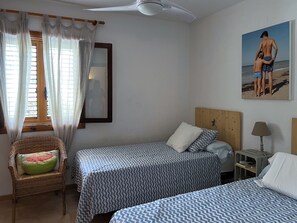 2 bedrooms, iron/ironing board, travel cot, free WiFi - Charming townhouse in Denia (Las Rotas) with stunning sea views. (Denia)