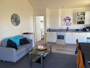 TV, fireplace, DVD player - Cozy 2 bedroom bungalow w/ seperate sleepout. 200m from the railtrail. (Ranfurly)