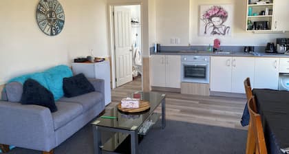 Cozy 2 bedroom bungalow w/ seperate sleepout. 200m from the railtrail.