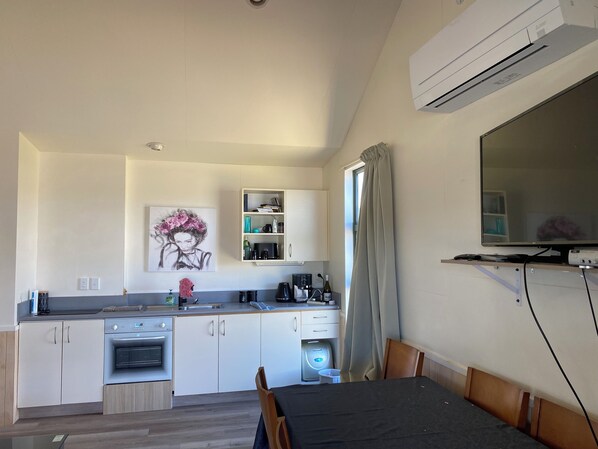 Fridge, microwave, oven, stovetop - Cozy 2 bedroom bungalow w/ seperate sleepout. 200m from the railtrail. (Ranfurly)