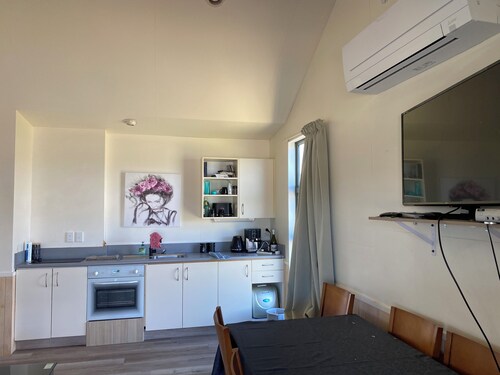 Cozy 2 bedroom bungalow w/ seperate sleepout. 200m from the railtrail.