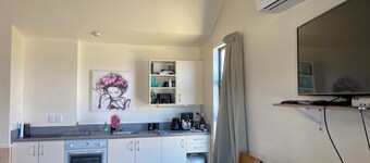 Cozy 2 bedroom bungalow w/ seperate sleepout. 200m from the railtrail.