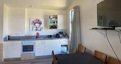 Cozy 2 bedroom bungalow w/ seperate sleepout. 200m from the railtrail.