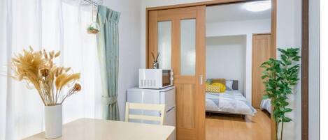 Chambre Confort, non-fumeurs (101) | Coin séjour | Télévision de 20 cm avec chaînes par câble