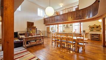 House | 3 bedrooms, desk