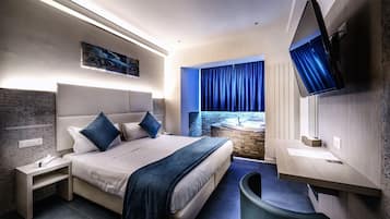 Deluxe Double or Twin Room | In-room safe, desk, laptop workspace, iron/ironing board