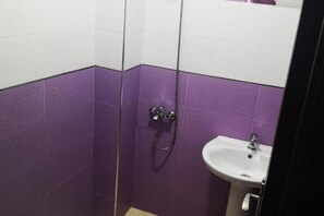 Shower, towels - Daya Rentals (Asilah)