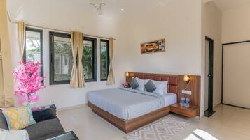5 bedrooms, iron/ironing board, WiFi, bed sheets