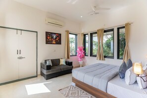 5 bedrooms, iron/ironing board, WiFi, bed sheets