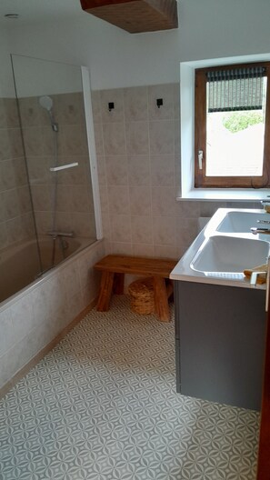 Dusche, Haartrockner, Handtücher