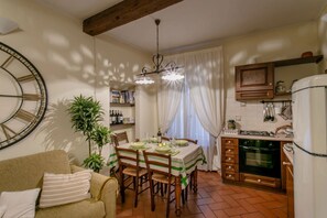 Fridge, oven, stovetop, coffee/tea maker