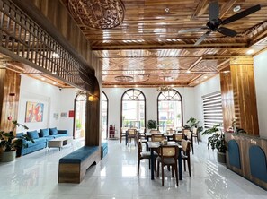 Daily buffet breakfast (VND 125000 per person)